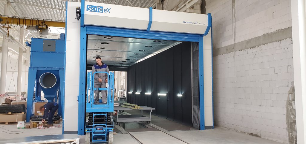 December 2019. Assembly of the shot blasting plant and paint chamber. Grudzień 2019. Montaz szrutowni i komory lakierniczej.