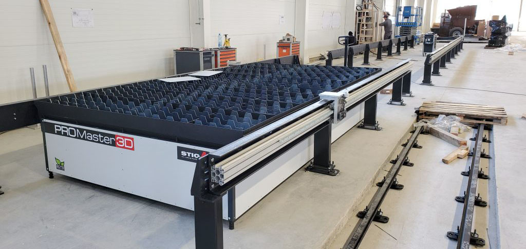 Assembly of a 3D plasma cutter with a 12-meter jigsaw Montaz 3d wyczinarki plazmowej razem z 12metrowej wyczinarkej